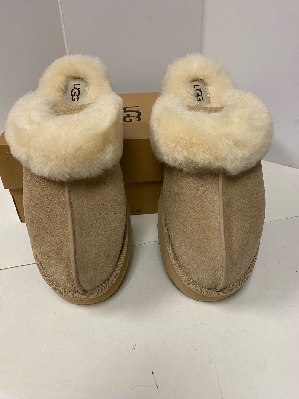 The new UGG woman,Disquette slipper , sand 122550 size 9